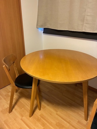 お話中 円卓テーブル　椅子4脚