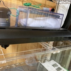 【中古】60cmアクリル水槽、上部濾過装置、付属品ありの画像