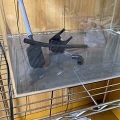 【中古】60cmアクリル水槽、上部濾過装置、付属品ありの画像