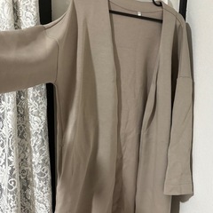 女性用カーディガンとブラウスの画像