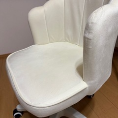デスクとチェアの画像