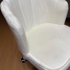 デスクとチェアの画像