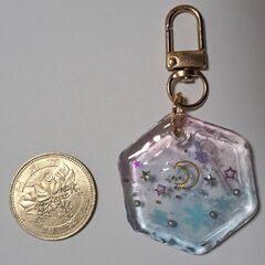 ハンドメイド　レジンキーホルダー　月　星　雪の結晶　冬アクセサリーの画像