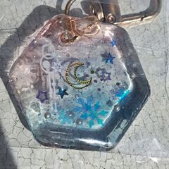 ハンドメイド　レジンキーホルダー　月　星　雪の結晶　冬アクセサリーの画像