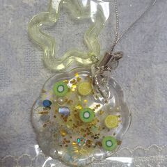 ハンドメイド　レジンキーホルダー　レモン　キウイ　黄色　キラキラの画像