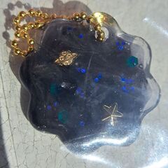 ハンドメイド　レジンキーホルダー　宇宙　惑星　星　黒　カッコイイ　の画像