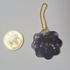 ハンドメイド　レジンキーホルダー　宇宙　惑星　星　黒　カッコイイ　の画像