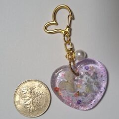 ハンドメイド　レジンキーホルダー　キラキラ　紫陽花　ドライフラワー　カラフル　ハート型　かわいいの画像