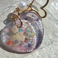 ハンドメイド　レジンキーホルダー　キラキラ　紫陽花　ドライフラワー　カラフル　ハート型　かわいいの画像