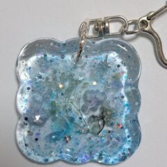 ハンドメイド　レジンキーホルダー　透明感　キラキラ　ドライフラワー　きれいめ　青の画像