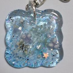 ハンドメイド　レジンキーホルダー　透明感　キラキラ　ドライフラワー　きれいめ　青の画像