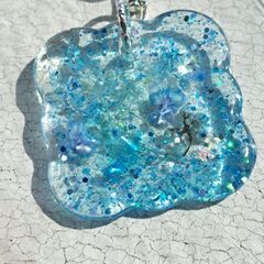 ハンドメイド　レジンキーホルダー　透明感　キラキラ　ドライフラワー　きれいめ　青の画像