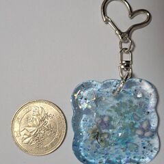 ハンドメイド　レジンキーホルダー　透明感　キラキラ　ドライフラワー　きれいめ　青の画像