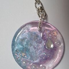 ハンドメイド　レジンキーホルダー　リボン　ゆめかわ　雫　ピンクと青のグラデーション　ドライフラワーの画像