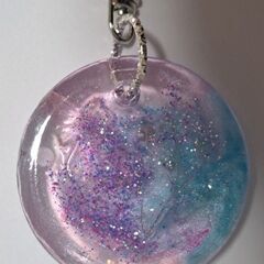 ハンドメイド　レジンキーホルダー　リボン　ゆめかわ　雫　ピンクと青のグラデーション　ドライフラワーの画像