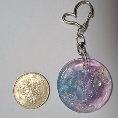 ハンドメイド　レジンキーホルダー　リボン　ゆめかわ　雫　ピンクと青のグラデーション　ドライフラワーの画像