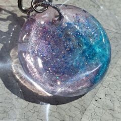 ハンドメイド　レジンキーホルダー　リボン　ゆめかわ　雫　ピンクと青のグラデーション　ドライフラワーの画像