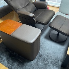 リクライニング、オットマン、サイドテーブル付きの画像