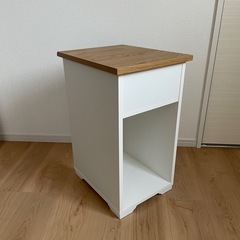 美品　IKEA サイドテーブル　白　　　の画像