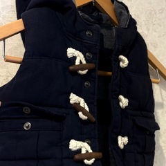 👶【美品】Baby GAP ダッフル風 フード付き中綿ベスト（80cm）ネイビー×チェック🧸の画像