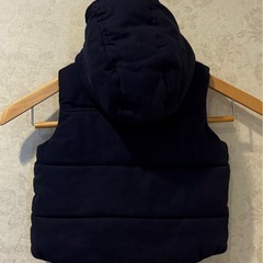 👶【美品】Baby GAP ダッフル風 フード付き中綿ベスト（80cm）ネイビー×チェック🧸の画像