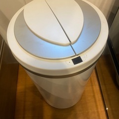 ジータ！開閉式のゴミ箱の画像