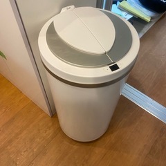 ジータ！開閉式のゴミ箱の画像