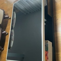 黒いガラス天板のセンターテーブルの画像