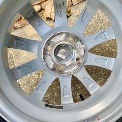 軽自動車用　新品15インチタイヤ4本と中古美品のホイール付きの画像
