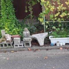 逗子 無料あげます 石材 ブロック ブリックレンガ 石材 玄関 耐水性 床材 外壁 内壁 舗装 建築材料 床 水回り 天板 舗装材 路 庭園 装飾品 花瓶 文鎮 置物 ストーンプレート 台座 粘板岩 板状 加工 スクエア 門扉 フェンス エクステリア 壁 石肌 天然石 加工 石碑 飛び石 庭 ガーデニング 境界 製品 製作 天然石の画像