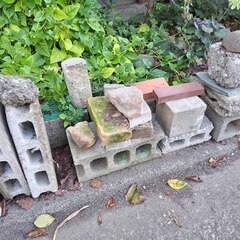 逗子 無料あげます 石材 ブロック ブリックレンガ 石材 玄関 耐水性 床材 外壁 内壁 舗装 建築材料 床 水回り 天板 舗装材 路 庭園 装飾品 花瓶 文鎮 置物 ストーンプレート 台座 粘板岩 板状 加工 スクエア 門扉 フェンス エクステリア 壁 石肌 天然石 加工 石碑 飛び石 庭 ガーデニング 境界 製品 製作 天然石の画像