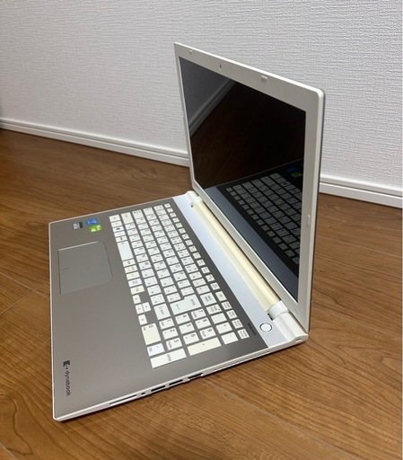 東芝 AB65/RGSD i7 SSD256GB GeForce 930M