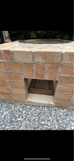 耐火レンガ、耐火モルタル製　釜戸(煙突付き)