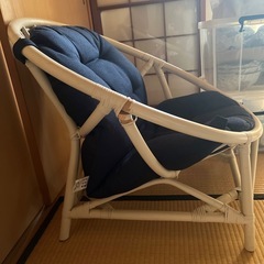 白いラタンチェアの画像