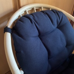 白いラタンチェアの画像