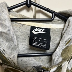 Nike レディース　カモパーカーssの画像