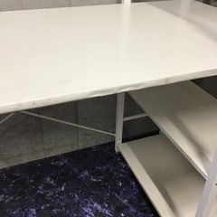 右棚付ワークデスク　机　テーブル　作業台　中古品　※天板フチ前側はがれ補修有りの画像