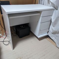 ホワイト　お洒落なパソコン用デスクの画像
