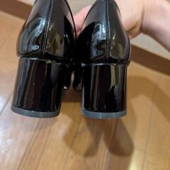 ローファー パンプス エナメル 黒 23.5cmの画像