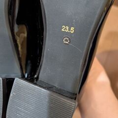 ローファー パンプス エナメル 黒 23.5cmの画像