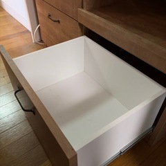レンジとトースター、炊飯器を置ける食器棚です。。の画像