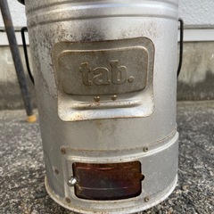 コールマン・バーベキューコンロ＆田中文金属 tab.・缶ストーブ　キャンプやアウトドア、釣り等に　防災用等にもマルチに使えま
す　焚き火台の画像