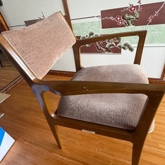 椅子とテーブルの画像