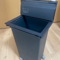 【蓋付きゴミ箱2色セット
】キッチン　キャスター付き※使用感ありの画像