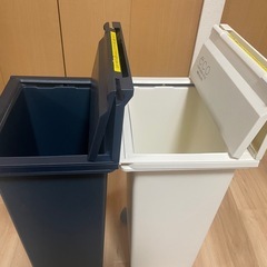 【蓋付きゴミ箱2色セット
】キッチン　キャスター付き※使用感ありの画像