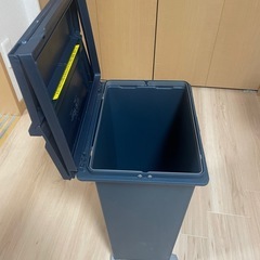 【蓋付きゴミ箱2色セット
】キッチン　キャスター付き※使用感ありの画像