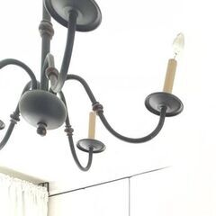 引越しにて使用しなくなりました USA購入 引掛けシーリング対応 キャンドル 6灯 ブラックアイアン シャンデリア 高さ調整可　電球付（1個なし）ですの画像
