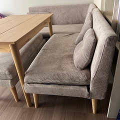 ソファーとテーブルセットの画像