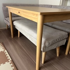 ソファーとテーブルセットの画像