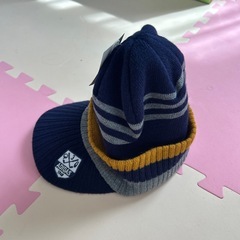 adidasツバ付きニット帽の画像